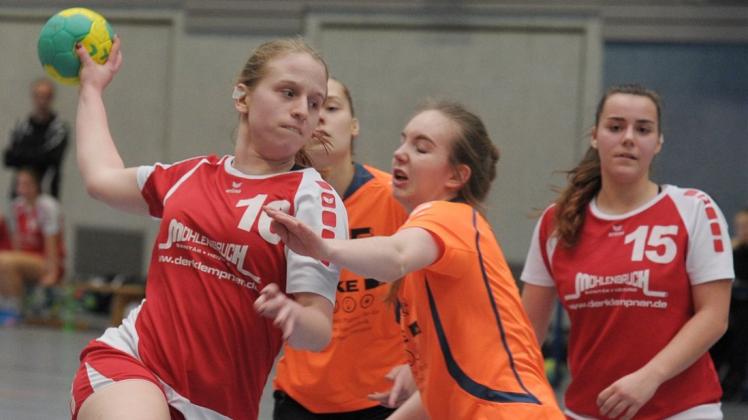 Steckten nie auf, waren aber chancenlos: Die A-Jugend-Handballerinnen der HSG Delmenhorst um Vanessa Klimas (links) verloren gegen den Landesliga-Meister SG Findorff mit 15:36. 