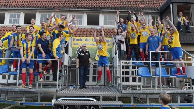 Der SV Atlas Delmenhorst feiert, der TSV Ganderkesee trauert: Nach einem packenden Nachbarschaftsduell, mit dem die Saison 2015/2016 zu Ende ging, bejubelte der SVA einen 3:2-Heimsieg und den Landesliga-Aufstieg. Der TSV musste den Abstieg in die Kreisliga verarbeiten. 