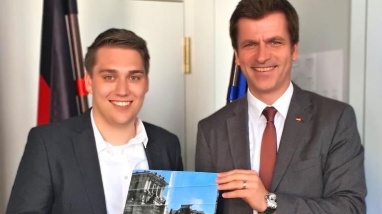 Niklas Schulke (links) folgte einer Einladung des CDU-Bundestagsabgeordneten André Berghegger zum „Planspiel Jugend und Parlament“. Niklas Schulke (links) folgte einer Einladung des CDU-Bundestagsabgeordneten André Berghegger zum „Planspiel Jugend und Parlament“.