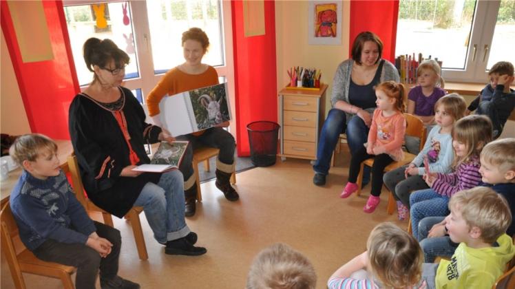 Kinderbuchvorstellung in Hesepe: Hugo Rack, Dorothea Flechsig und Juliane Teuteberg (von links) sowie die Zuhörer. 