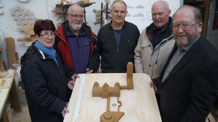 Künstler Jürgen Knapp (Mitte) hat den Vorstandsmitgliedern (von links) Elke Reimers, Jan Jochen Meyer, Klaus Meinken und Friedrich Hübner seinen Wachs-Entworf für das Modell der Rathausanlage präsentiert. Künstler Jürgen Knapp (Mitte) hat den Vorstandsmitgliedern (von links) Elke Reimers, Jan Jochen Meyer, Klaus Meinken und Friedrich Hübner seinen Wachs-Entworf für das Modell der Rathausanlage präsentiert.