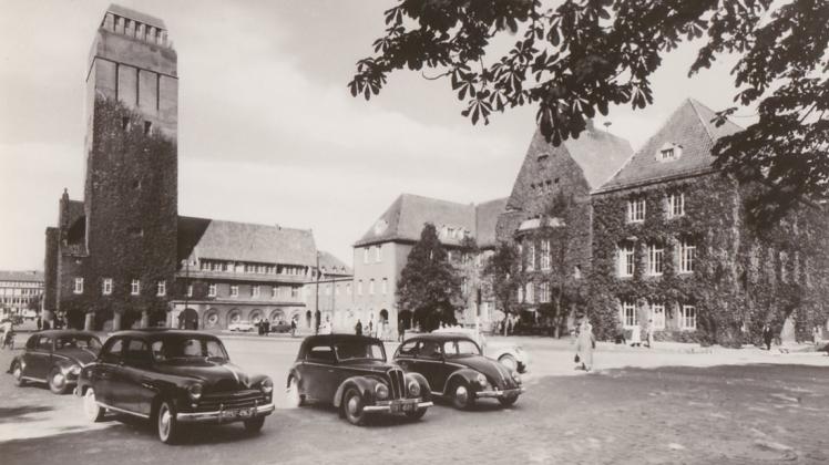 Im Blättermantel: Wassertrum und Rathaus in den drühen 50er Jahren. Bildvorlage: A. Heidberg