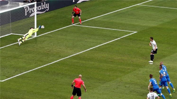 Das hat nicht geklappt: Mesut Özil scheitert mit seinem Elfmeter am slowakischen Torwart Kozacik. Das hat nicht geklappt: Mesut Özil scheitert mit seinem Elfmeter am slowakischen Torwart Kozacik.