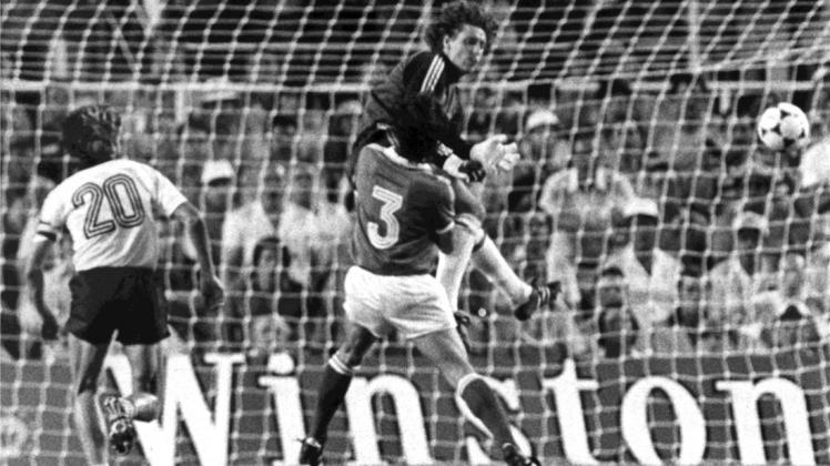Heftig: Toni Schumacher räumt bei der EM 1982 Patrick Battiston ab – ein Thema bei „Ziemlich beste Gegner“. Heftig: Toni Schumacher räumt bei der EM 1982 Patrick Battiston ab – ein Thema bei „Ziemlich beste Gegner“.