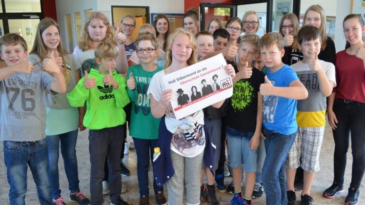 Sie hoffen auf viele Klicks, damit die Gruppe Silbermond in ihrer Schule ein Konzert gibt: Schüler und Schülerinnen der Oberschule in Ganderkesee. 