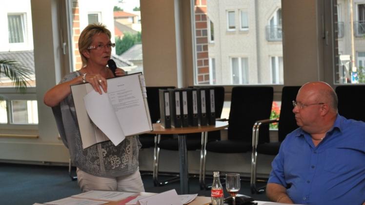 Alice Gerken-Klaas, Bürgermeisterin der Gemeinde Ganderkesee, zeigt die Ordner, in denen detaillierte Informationen zu den Wahlvorschlägen abgeheftet wurden. Diese wurden daraufhin vom Wahlausschuss überprüft und abgesegnet. 