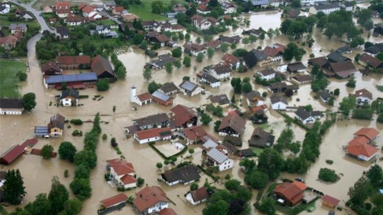 Das Foto zeigt den überschwemmten Ort Simbach am Inn. 