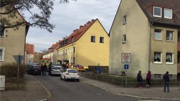 Einsatz am Prießnitzhof: Dort standen Montagmittag mehrere Rettungs- und Polizeifahrzeuge. 