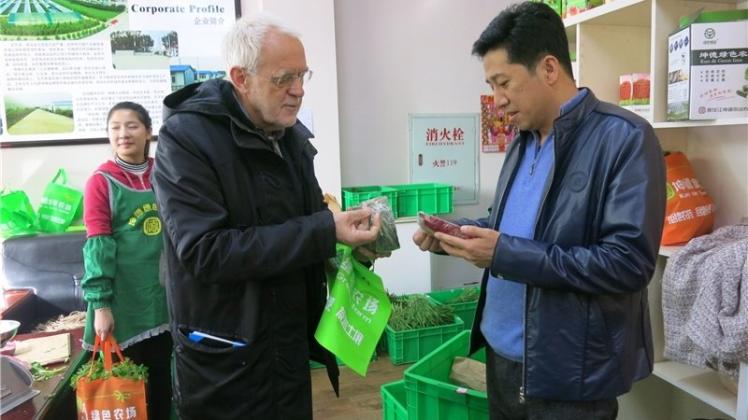 In einem Shop überprüft Dr. Reinhold Schütte das Verpackungsmaterial des Gemüses. In einem Shop überprüft Dr. Reinhold Schütte das Verpackungsmaterial des Gemüses.