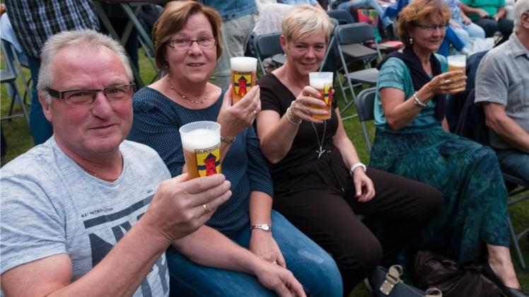 Am Freitag: Ein Prosit auf Delmenhorst und das neue „Delmenhorster Bier“. Fotos: Andreas Nistler