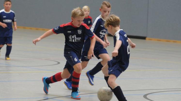 Kämpfen um den Ball: Eine Szene vom E-Jugendspiel TSV Ganderkesee gegen VfL Stenum. 