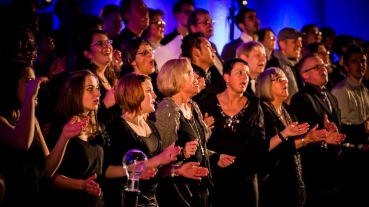 Ein stimmgewaltiger Chor aus Delmenhorster und Bremer Sängern singt unter der Leitung von Chris Lass in der Erlöserkirche.