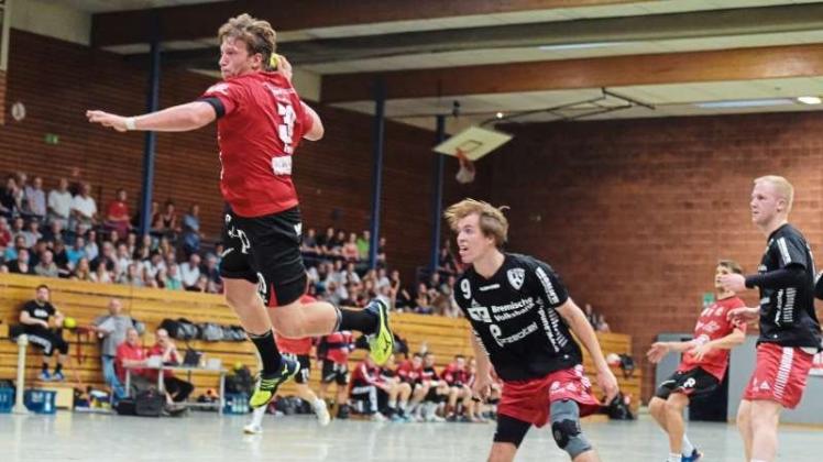 Die Handballer der HSG Delmenhorst, hier mit Christopher Hartwig, sind einer der Hauptnutzer der Stadionhalle. 