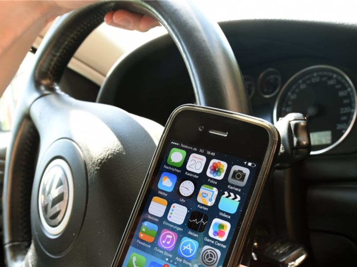 Abgelenkt durchs Handy: Autofahrer werden überführt