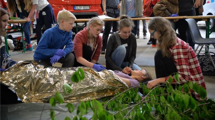 Die Versorgung von Verletzten stand im Mittelpunkt dews Wettbewerbes „Mit Herz und Verband“, der am 14. Juni 2016 zum 6. Mal in Lingen ausgetragen wurde. 