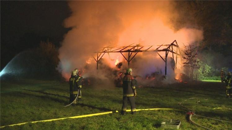 Mit einem Großaufgebot hat die Feuerwehr den Brand in Hasbergen gelöscht. 