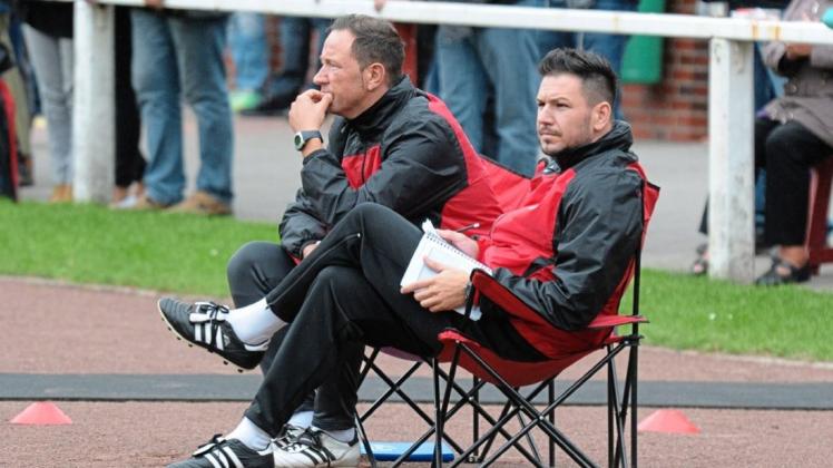 Ziemlich bedient: Marcel Bragula (hinten) und Marco Elia, Trainer des Fußball-Landesligisten VfL Wildeshausen. 