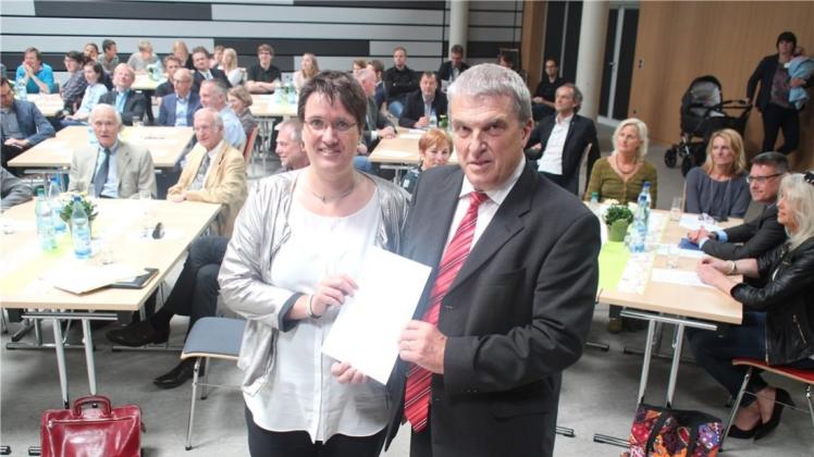 Die Urkunde zum Abschied händigte Silvia Pünt-Kohoff Schulleiter Manfred Ernst aus. 