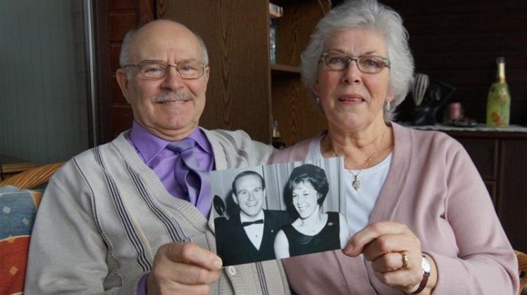 Ehepaar Günter und Doris Bonk mit einem Foto, das sie als junges Ehepaar zeigt. Heute feiern sie ihren 50. Hochzeitstag.