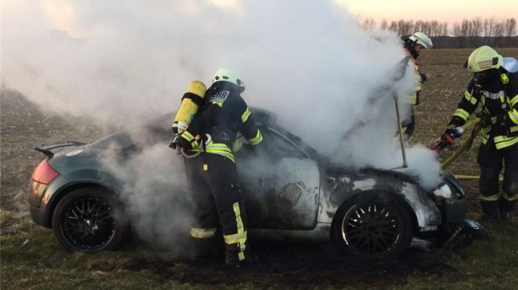 Die Feuerwehr Neerstedt kann den Totalschaden am Audi TT nicht mehr vermeiden. 