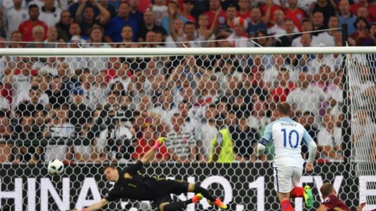 Da ist noch einmal der Chef gefragt: Mit einer starken Aktion weckt Rooney die Engländer wieder auf. Doch erneut verhindert Russlands Nummer eins den Treffer. Da ist noch einmal der Chef gefragt: Mit einer starken Aktion weckt Rooney die Engländer wieder auf. Doch erneut verhindert Russlands Nummer eins den Treffer.