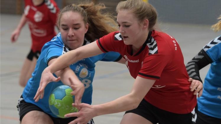 Greifen an diesem Samstag zum zweiten Mal nach einem Platz in der Landesliga: die A-Jugend-Handballerinnen der HSG Hude/Falkenburg um Malin Blankemeyer (rechts). In der ersten Relegationsrunde hatten sie gegen Sarah Seidel und deren Mitspielerinnen von der TSG Hatten-Sandkrug verloren (8:15). 
