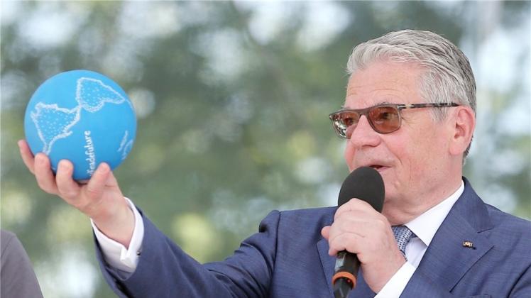 Bundespräsident Joachim Gauck ist nach seiner Rückzugserklärung ganz entspannt: In seinem Amtssitz im Schloss Bellevue eine blaue Weltkugel zur Ausstellung „Woche der Umwelt“ in der Hand. Foto:dpa