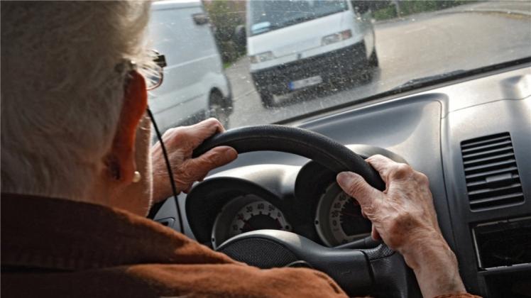 Auf der Autobahn 1 ist eine 81-Jährige mit ihrem Auto ins Schleudern geraten. Ihr 96-jährige Beifahrer wurde leicht verletzt. Symbolbild: Felix Kästle/dpa