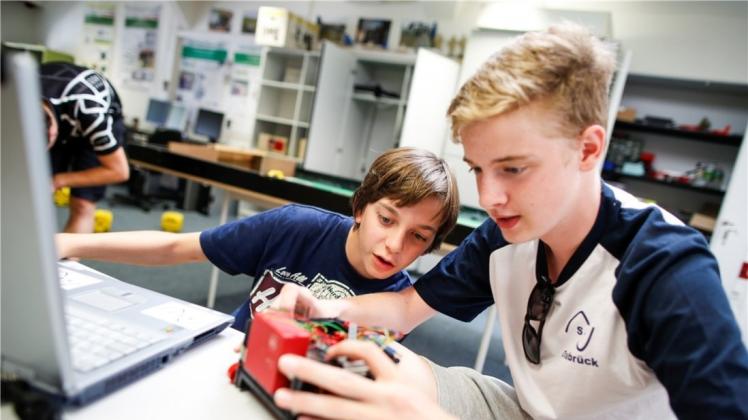 Marinus und Torben (beide 15 Jahre alt) arbeiten an einem Roboter beim Sommerfest des Schüler-Forschungs-Zentrums am Campus Westerberg. 