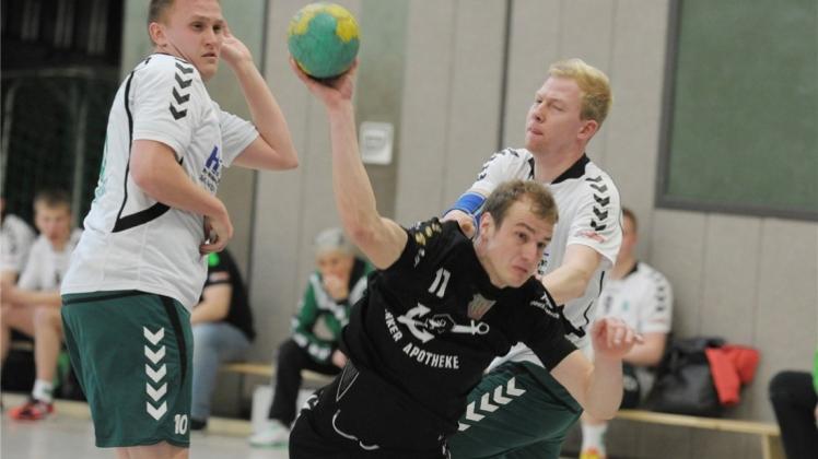 Der Handball-Landesligist TS Hoykenkamp um Hannes Ahrens (Mitte) tritt an diesem Samstag zu seinem letzten Heimspiel der Saison an. Er empfängt die Eickener SpVg in der Halle Heide. 