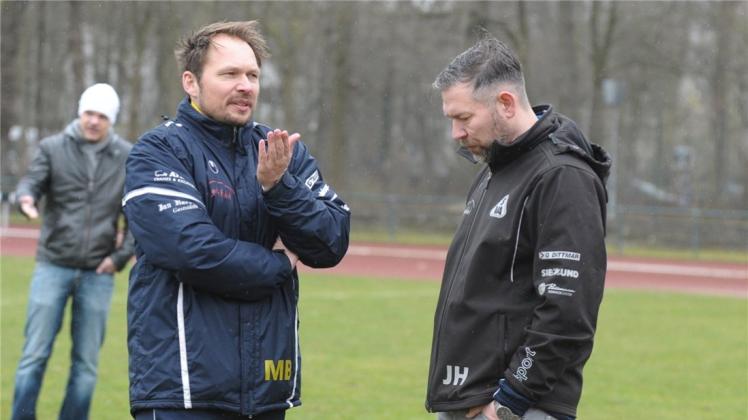 Empfangen mit ihrer Mannschaft an diesem Samstag den BV Bockhorn: Marco Büsing (links) und Jürgen Hahn, Trainer der Bezirksliga-Fußballer des SV Atlas Delmenhorst. 