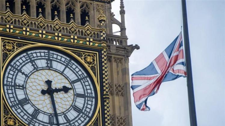 Die britische Flagge vor Big Ben weht auf halbmast. Der Mord an der Abgeordneten Cox hat die Nation erschüttert. Foo: Hannah Mckay 