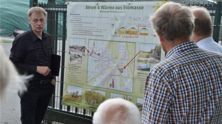 Landwirt Frieder Eiskamp erklärt den FDP-Politikern seine Biogas-Anlage. 