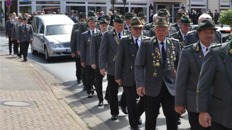 Leichenzug: Hunderte Trauergäste erweisen Hans Witte in Ganderkesee die letzte Ehre. 