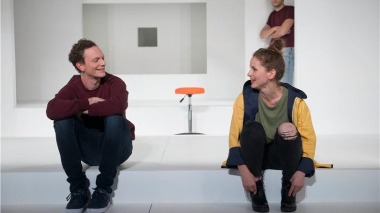 Handeln einen Deal aus: Janosch Schulte als Friedrich und Marie Bauer als Jana.