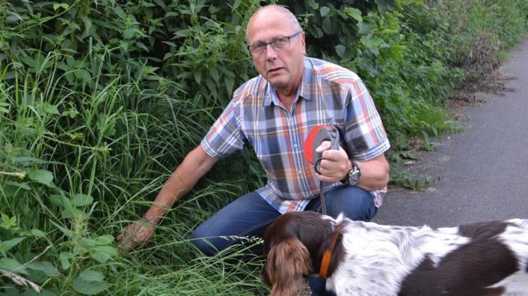 Michael Ketteniß ist besonders vorsichtig, wenn er mit seinem Hund „Mailo“ entlang der Bahnlinie in Hoykenkamp spazieren geht. Er vermutet Giftköder am Wegesrand als Ursache für den Tod des Vorgängerhundes. 
