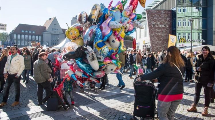 Eine rappelvolle Delmenhorster Innenstadt zum Kartoffelfest 2015 – so sieht es längst nicht jeden Tag aus. 