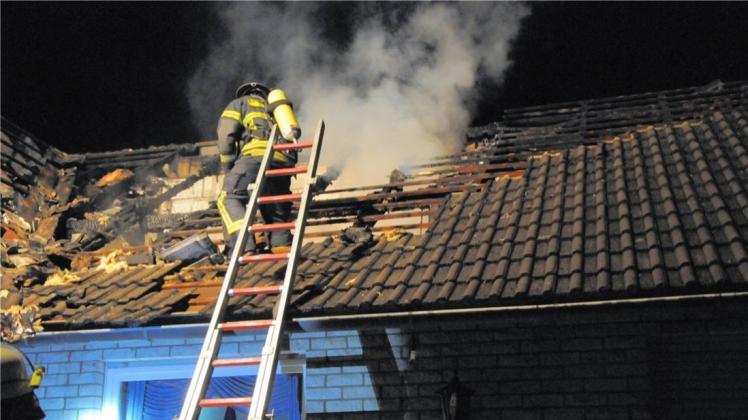 In der Nacht zu Donnerstag hat ein Rauchmelder einen Bersenbrücker aus dem Schlaf gerissen, kurz darauf stand der gesamte Dachstuhl in Flammen. 