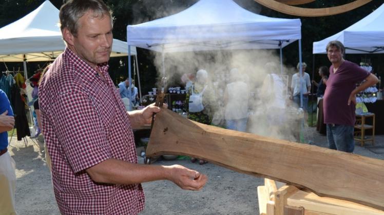 Holzbieger Oltmann Brötje fertigt mithilfe eines Dämpfkastens eines seiner Holzobjekte. 
