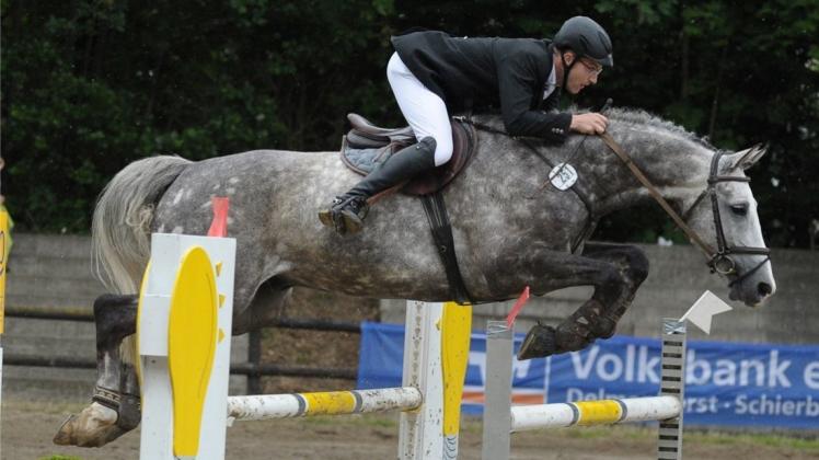 Freut sich auf sein „Heimspiel“: Tobias Jüchter vom RV Grüppenbühren, der 2015 Jahr mit Lumos startete. Er hat für die höheren Prüfungen des Springturniers des RVG gemeldet. Das beginnt an diesem Freitag. Freut sich auf sein „Heimspiel“: Tobias Jüchter vom RV Grüppenbühren, der 2015 Jahr mit Lumos startete. Er hat für die höheren Prüfungen des Springturniers des RVG gemeldet. Das beginnt an diesem Freitag.