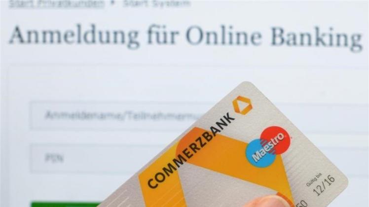 Laut Bitkom führt fast ein Drittel der Verbraucher die Bankgeschäfte inzwischen ausschließlich über das Web. vor eine Anmeldeseite für das Commerzbank Online-Banking. 