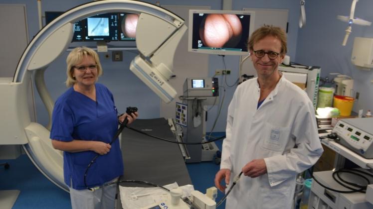 Vier Wochen hat der Umbau des Endoskopieraums im JHD Mitte gedauert. Jetzt können Ruth Schäfer, Leiterin der Endoskopie, und Chefarzt Dr. Klaus Gutberlet auf die neueste Technik zurückgreifen. 