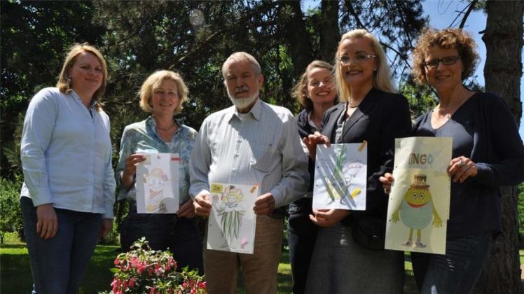 Nach der Auswahl des Maskottchens (v.l.): Ursula Stecker (Geschäftsführerin LaGa GmbH), Annette Niermann (Bürgermeisterin Bad Iburg), Henning Sannemann, Friederike Pellengahr (LaGa Bad Iburg), Ellen Brinkhege (Förderverein LaGa) und Marion Marx (TouristInfo Bad Iburg) Nach der Auswahl des Maskottchens (v.l.): Ursula Stecker (Geschäftsführerin LaGa GmbH), Annette Niermann (Bürgermeisterin Bad Iburg), Henning Sannemann, Friederike Pellengahr (LaGa Bad Iburg), Ellen Brinkhege (Förderverein LaGa) und Marion Marx (TouristInfo Bad Iburg)