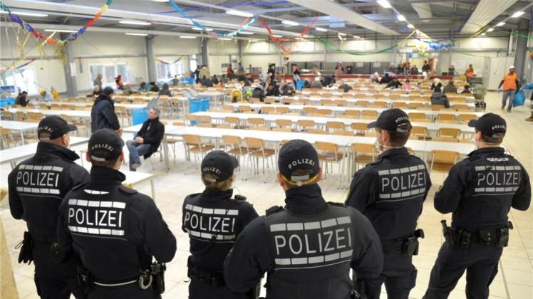 Polizisten in einer Erstaufnahmeeinrichtung: Der Zuzug von Flüchtlingen stellt Deutschland vor große Herausforderungen. 