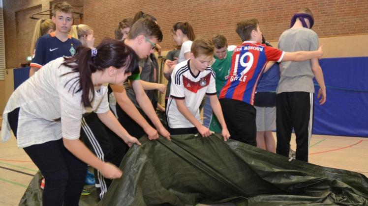 Beim Projekt „M8was“ am Gymnasium Ganderkesee war Teamwork gefragt: Die Schüler mussten zum Beispiel eine Folie umdrehen, während sie noch darauf standen. 