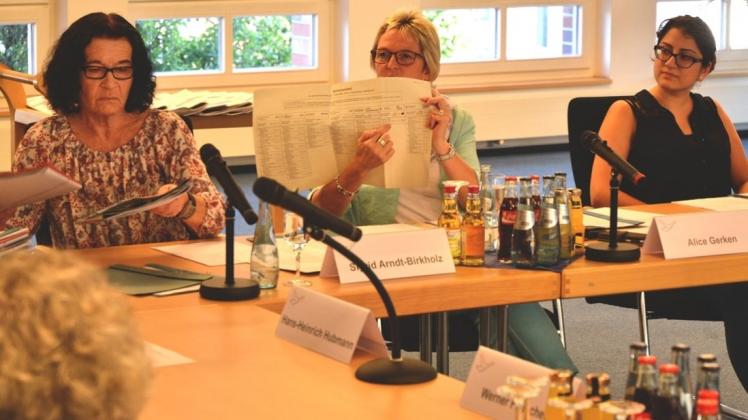 Gemeindewahlausschuss: Ganderkesees Bürgermeisterin Alice Gerken (Mitte) und die Ausschussmitglieder forschen nach dem Wählerwillen. 