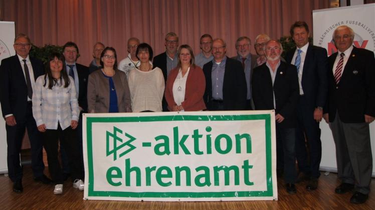 Ehrenamtstag 2016 des Fußball-Kreises Oldenburg-Land/Delmenhorst: Vertreter aus Verwaltung, Sport und Politik zeichneten 13 ehrenamtliche Mitarbeiter für ihre großen Verdienste aus. Ehrenamtstag 2016 des Fußball-Kreises Oldenburg-Land/Delmenhorst: Vertreter aus Verwaltung, Sport und Politik zeichneten 13 ehrenamtliche Mitarbeiter für ihre großen Verdienste aus.