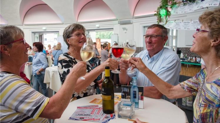In geselliger Runde einen edlen Tropfen genießen: Das Weinfest findet in diesem Jahr wieder in der Markthalle statt. Archivfoto: Andreas Nistler