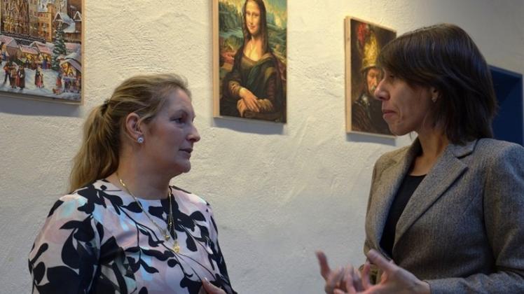 Künstlerin Jarmila Greinert (links) erklärt Adriana Theessen, VHS-Programmbereichsleiterin für Fremdsprachen, Pädagogik und Psychologie, welche Emotionen sie in ihrer Kunst verwirklicht hat. 