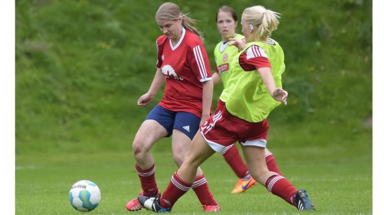 Sind mit ihrem Saisonstart in der Bezirksliga zufrieden: Die Fußballerinnen des VfL Wildeshausen (rechts) Marielle Kreienborg) und des VfL Stenum (links Kirsten Sturm). 